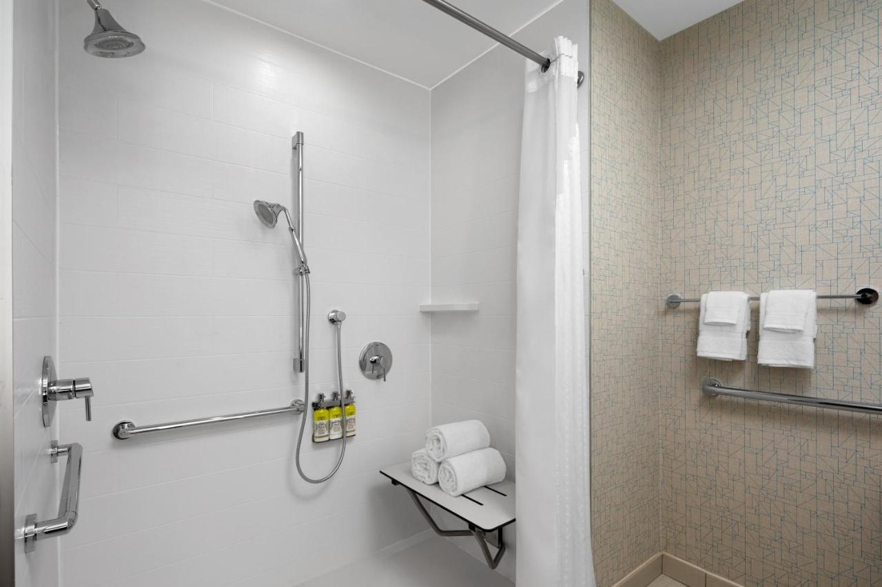 Holiday Inn Express & Suites Woodside Laguardia Airport New York City Exterior photo