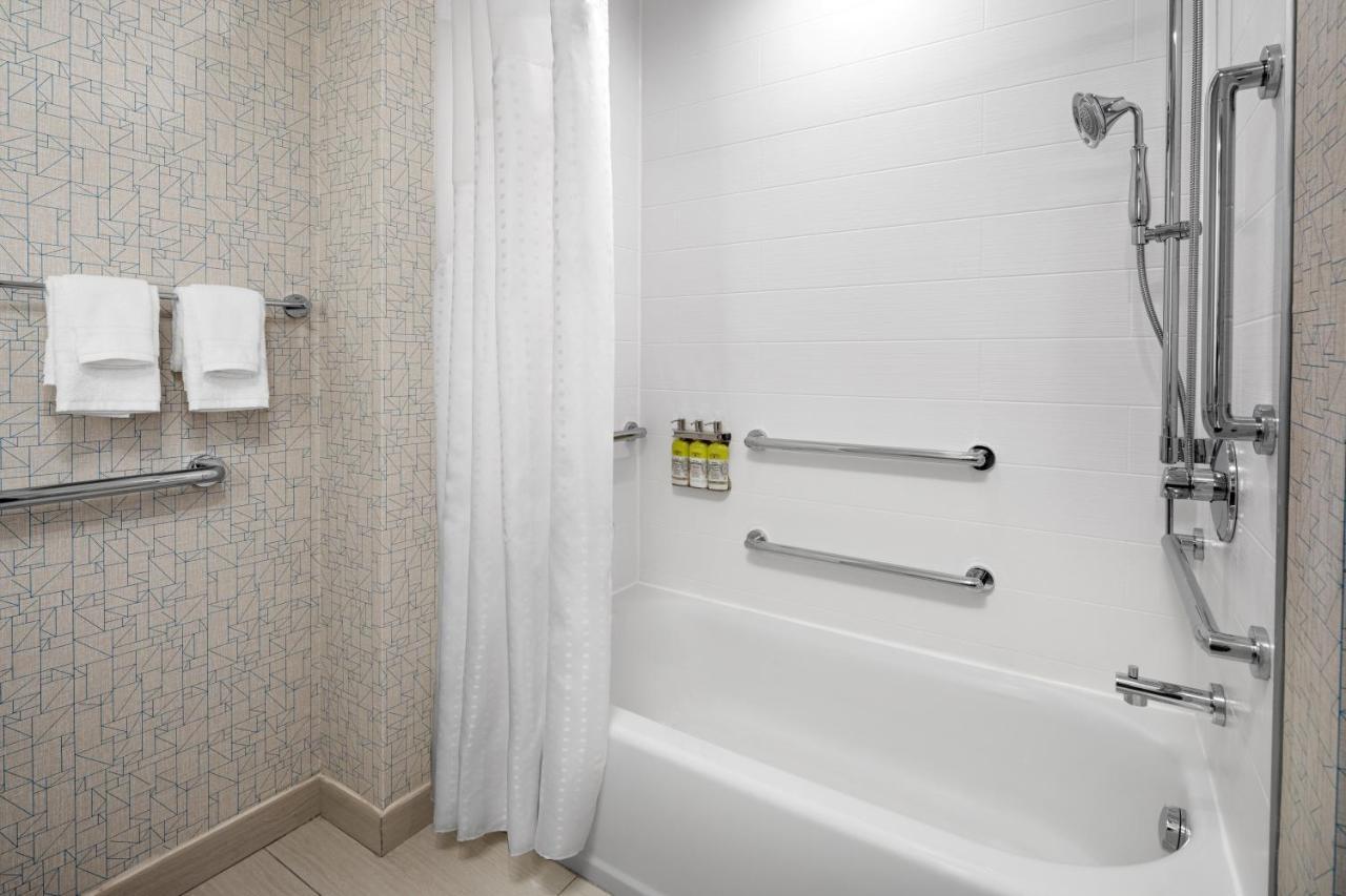 Holiday Inn Express & Suites Woodside Laguardia Airport New York City Exterior photo